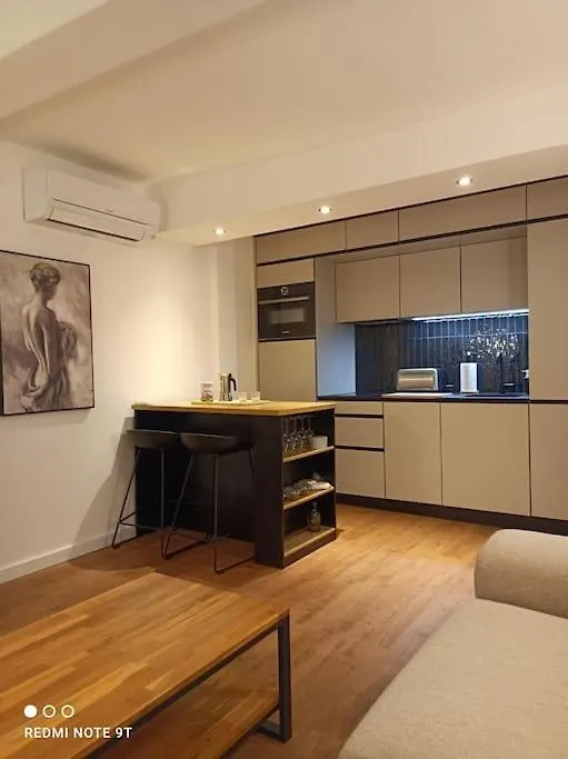 Charming And Very Central 2 Rooms Apartment Bandol