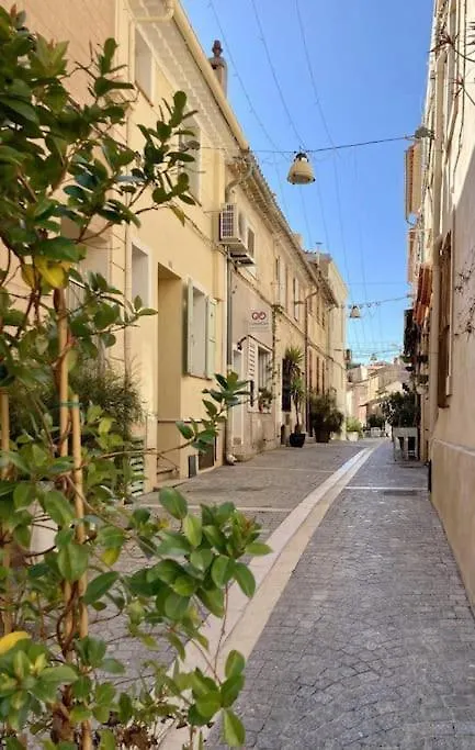 Charming And Very Central 2 Rooms Apartment Bandol