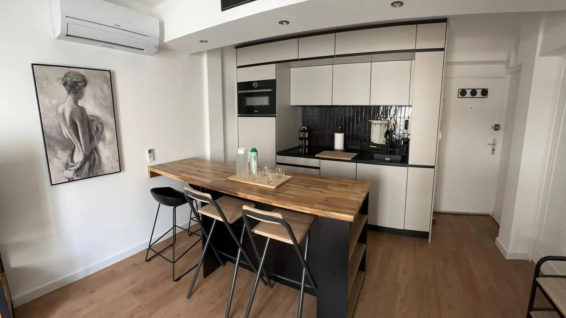Charming And Very Central 2 Rooms Apartment Bandol