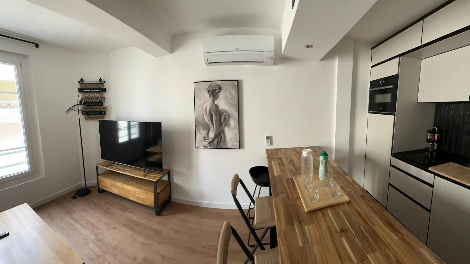 Charming And Very Central 2 Rooms Apartment contacts